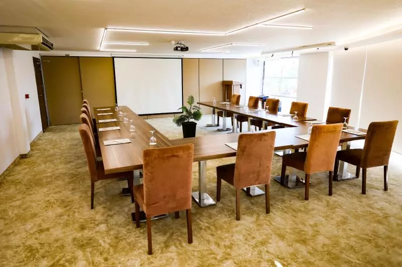 هتل The Corner Park