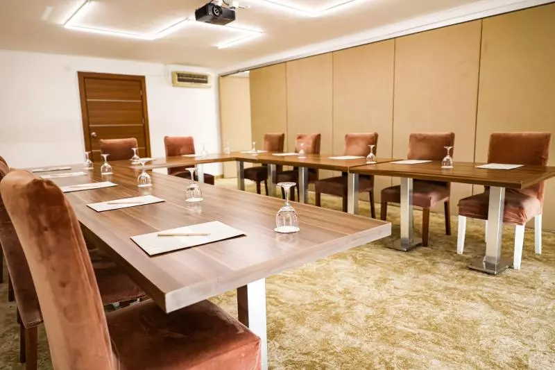 هتل The Corner Park