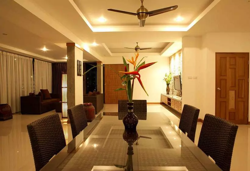 Taro Hotel & Bungalows