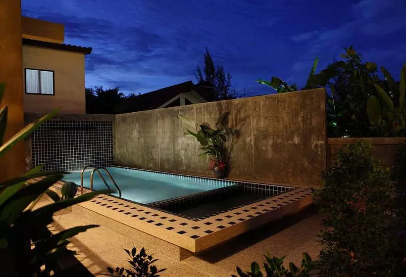 Taro Hotel & Bungalows