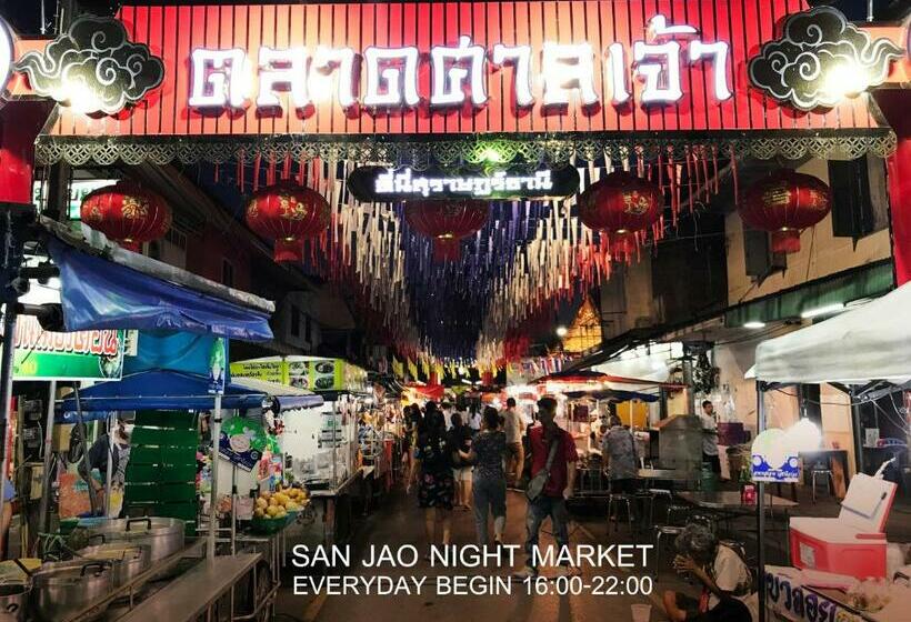 Boundary Hostel And Cafe