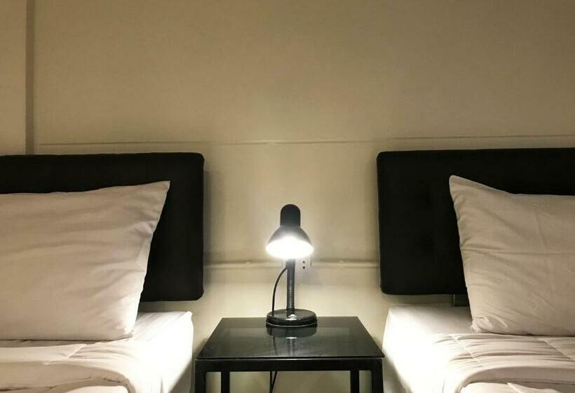 Boundary Hostel And Cafe