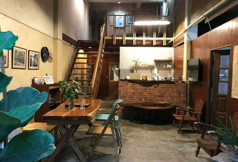 Boundary Hostel And Cafe