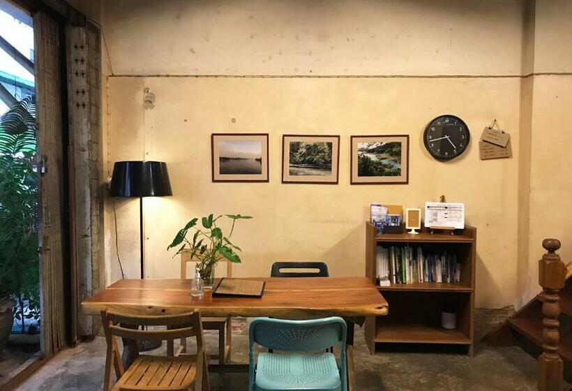 Boundary Hostel And Cafe