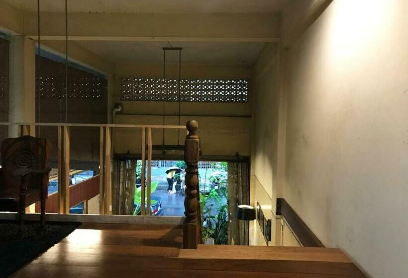 Boundary Hostel And Cafe