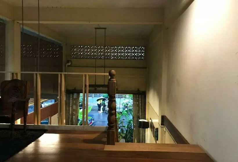 Boundary Hostel And Cafe