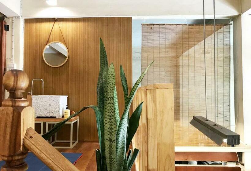 Boundary Hostel And Cafe