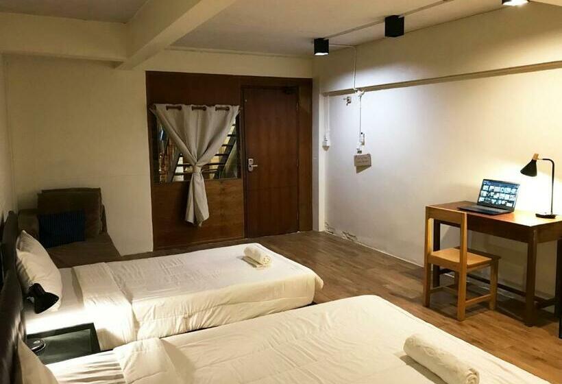 Boundary Hostel And Cafe