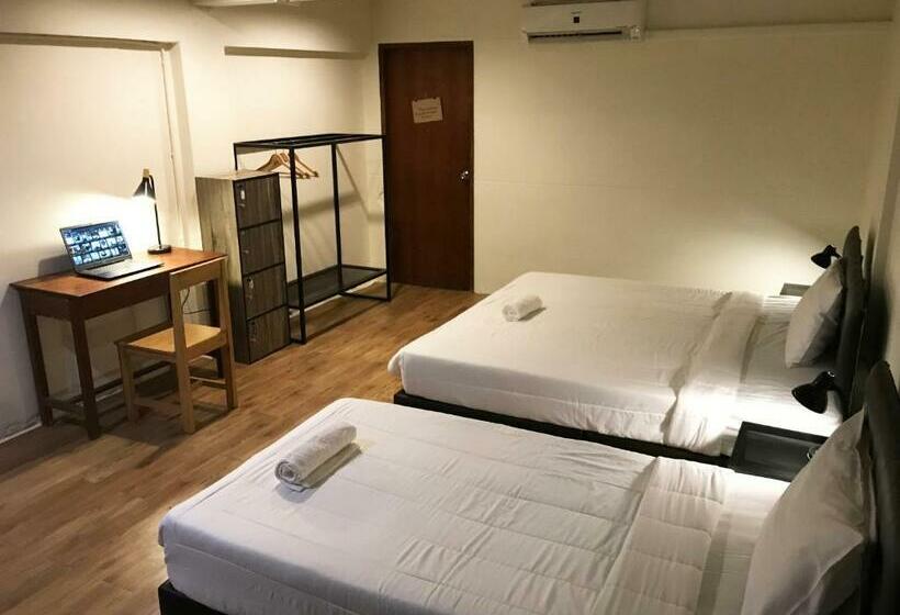 Boundary Hostel And Cafe