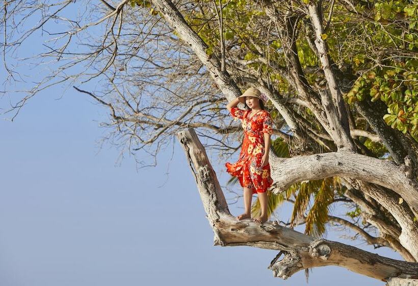 هتل Taj Coral Reef Resort & Spa