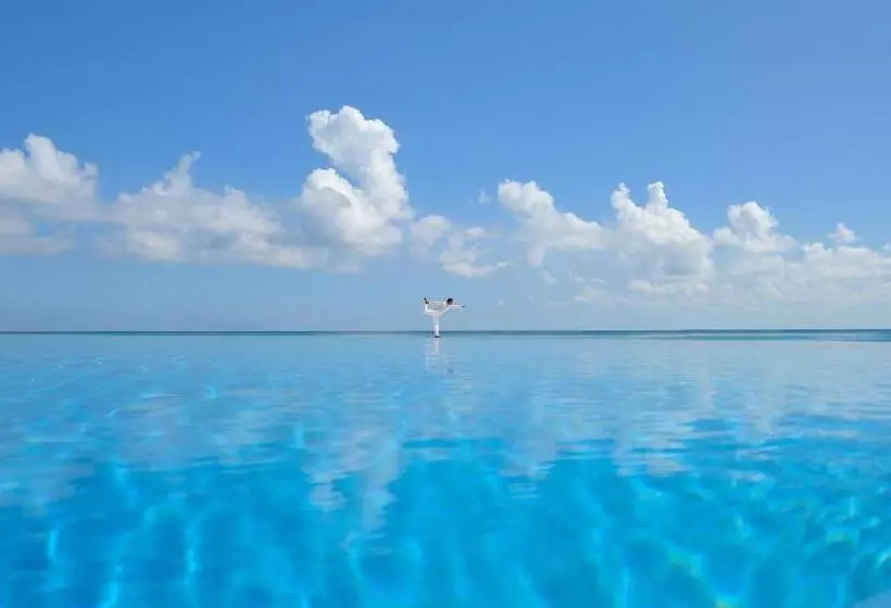 استراحتگاه Velassaru Maldives