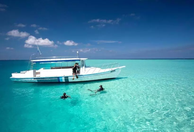 استراحتگاه Velassaru Maldives