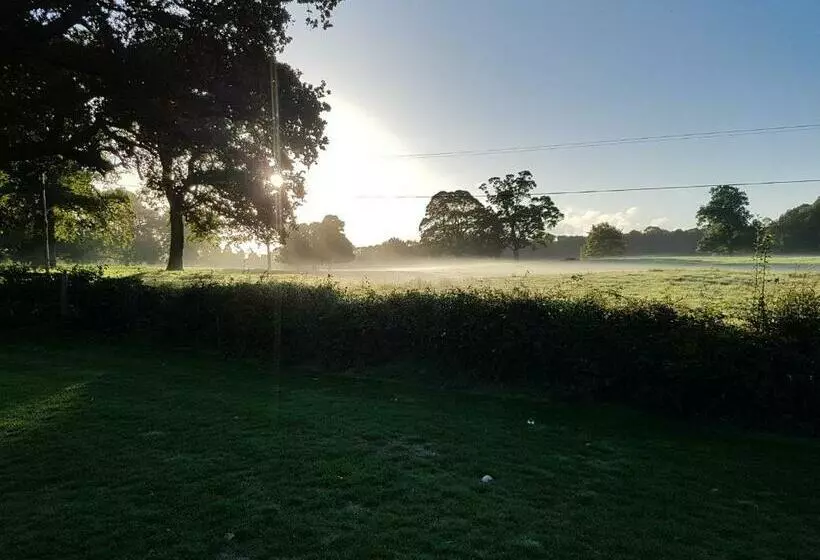 Majatalo The Barn Tarporley