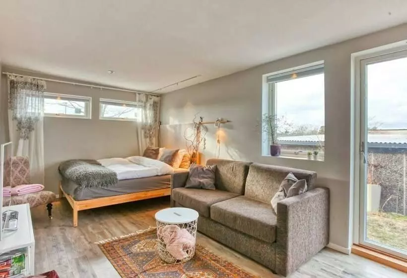 Aamiaismajoitus (B&B) Luxurious Studio Within Nature Next To Stockholm
