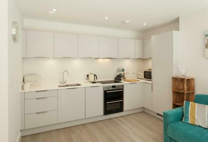 17 Woolacombe The Byron