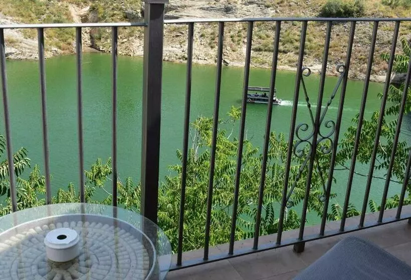 Retkeilymaja Iznájar Suites