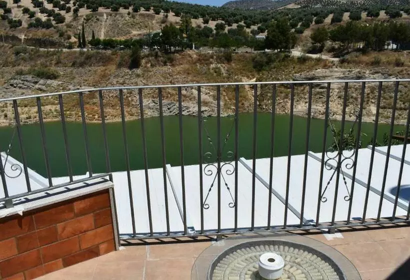 Retkeilymaja Iznájar Suites