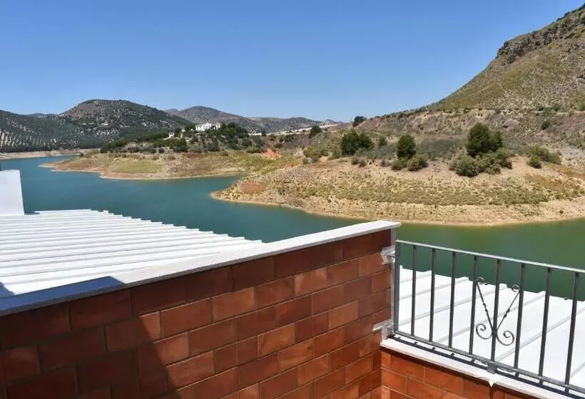 Retkeilymaja Iznájar Suites