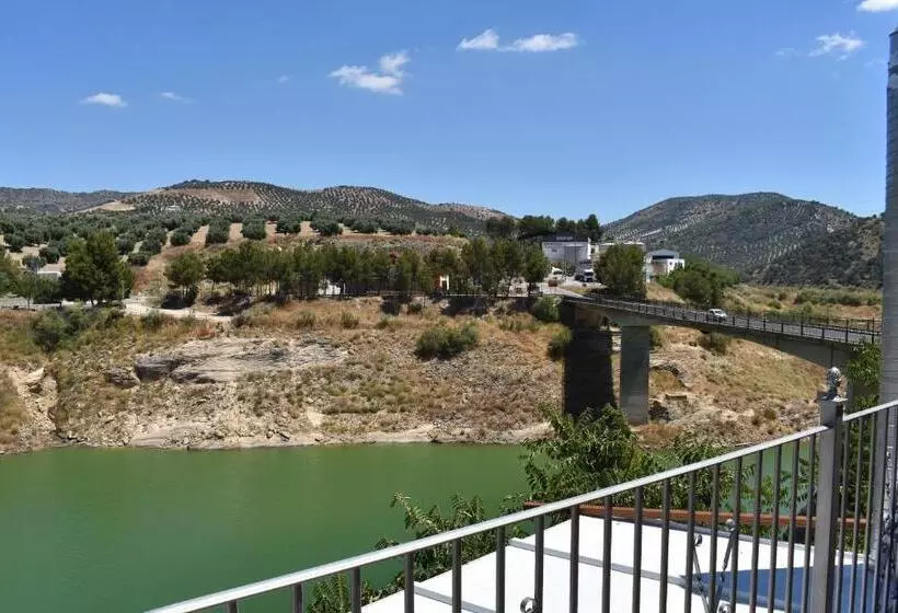 Retkeilymaja Iznájar Suites