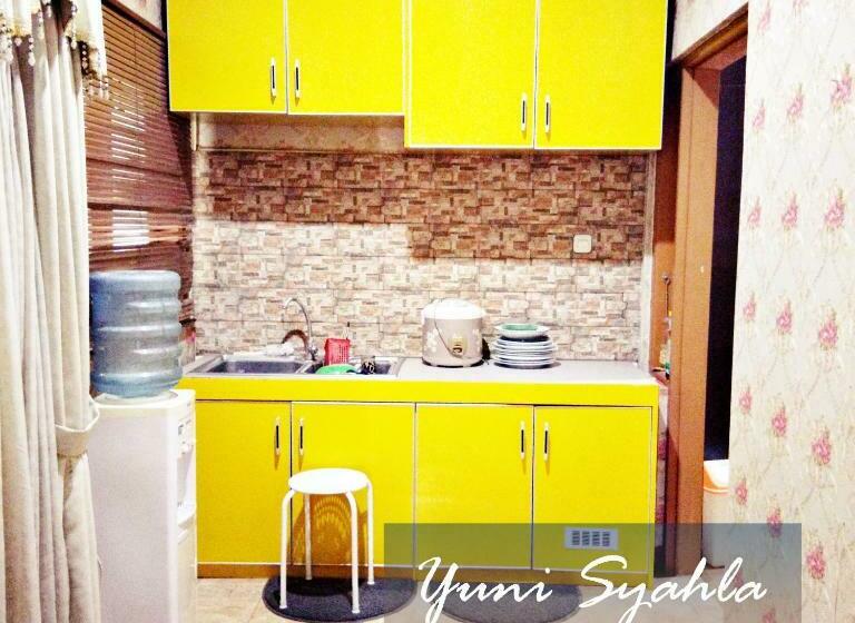 הוסטל Penginapan Muslim Yuni Inn