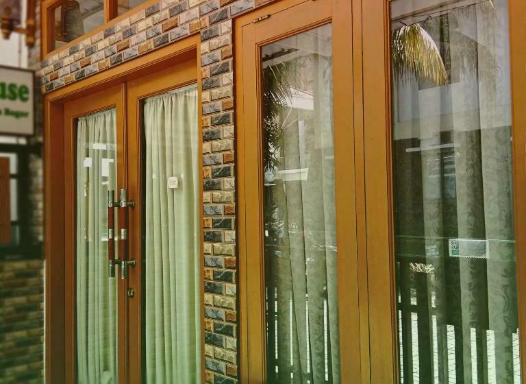 הוסטל Penginapan Muslim Yuni Inn