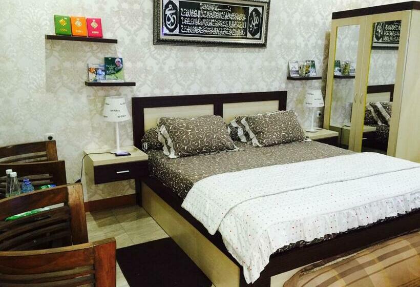 הוסטל Penginapan Muslim Yuni Inn