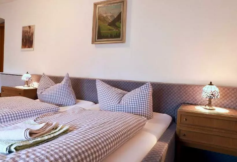 Retkeilymaja Pension Adler