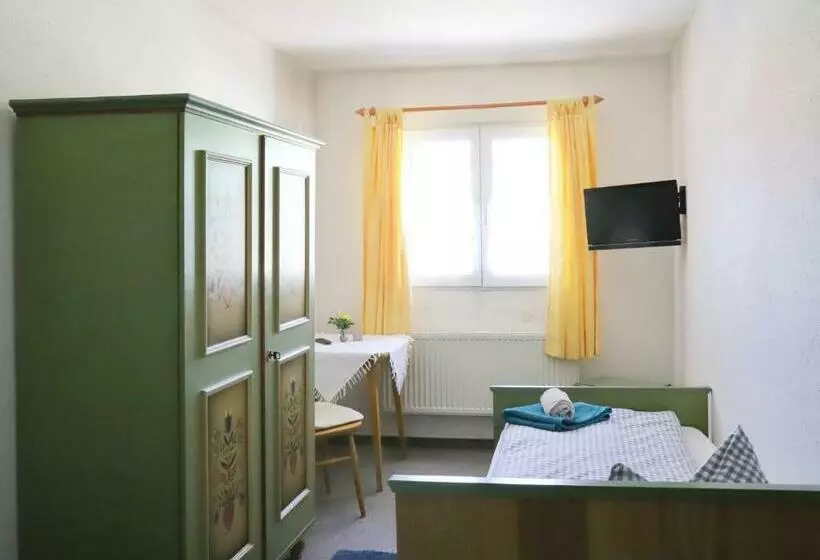 Retkeilymaja Pension Adler