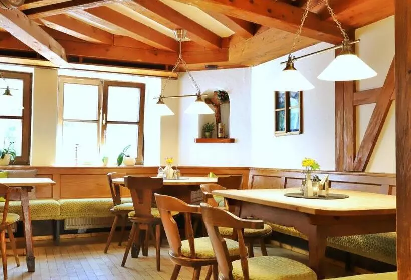 Retkeilymaja Pension Adler