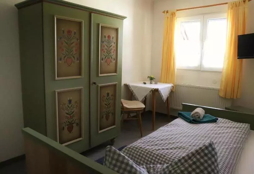 Retkeilymaja Pension Adler