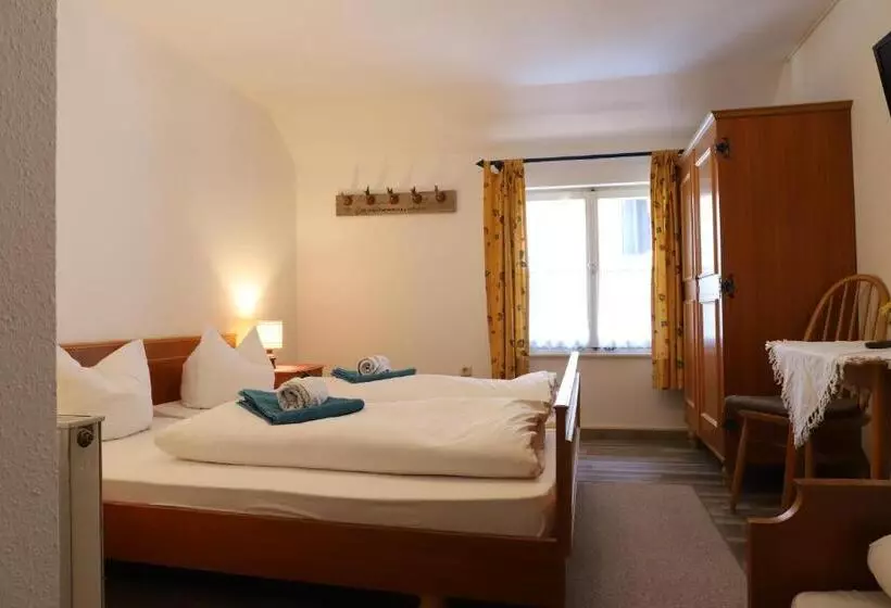 Retkeilymaja Pension Adler