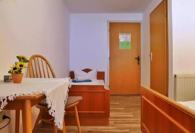 Retkeilymaja Pension Adler