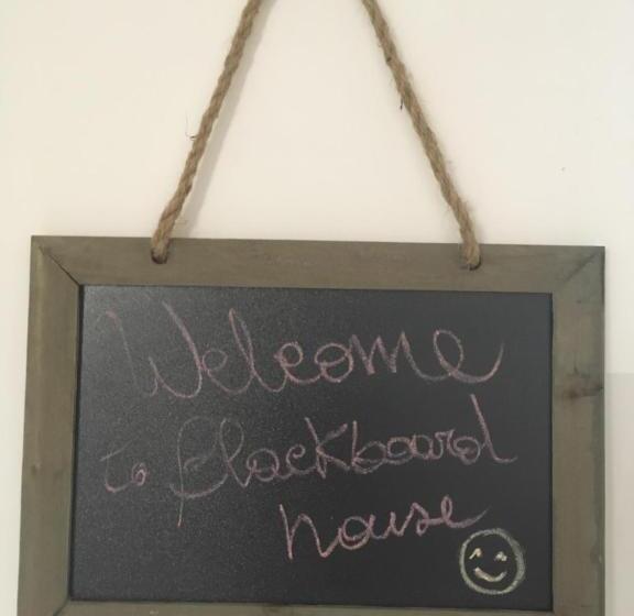 פנסיון Blackboard House