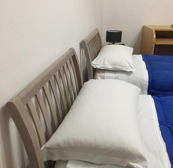 פנסיון Blackboard House