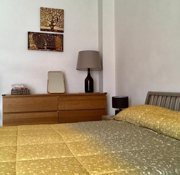 פנסיון Blackboard House