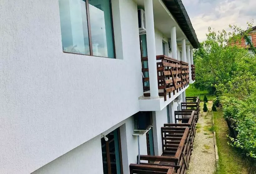 Hotelli Villa Adrian