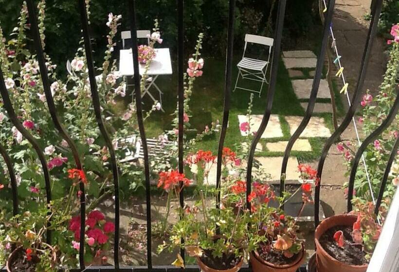 مبيت وإفطار Ivy Cottage B And B