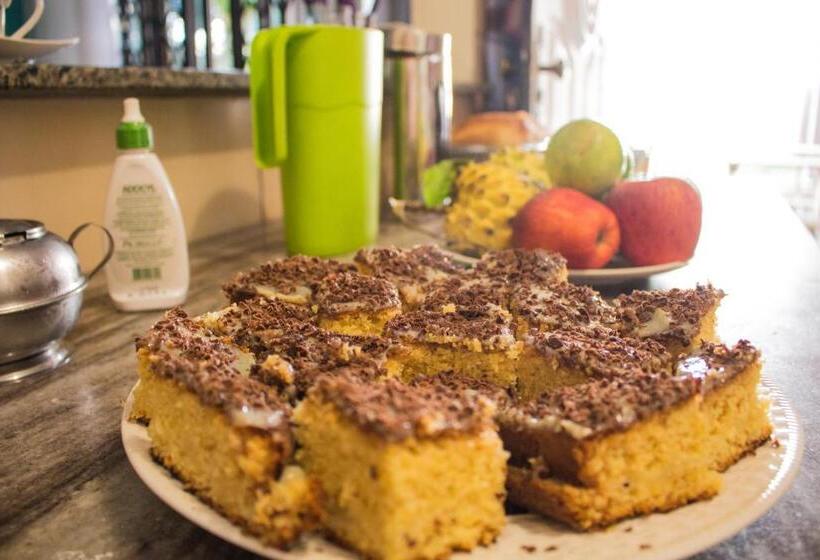 Fica, Vai Ter Bolo Hostel