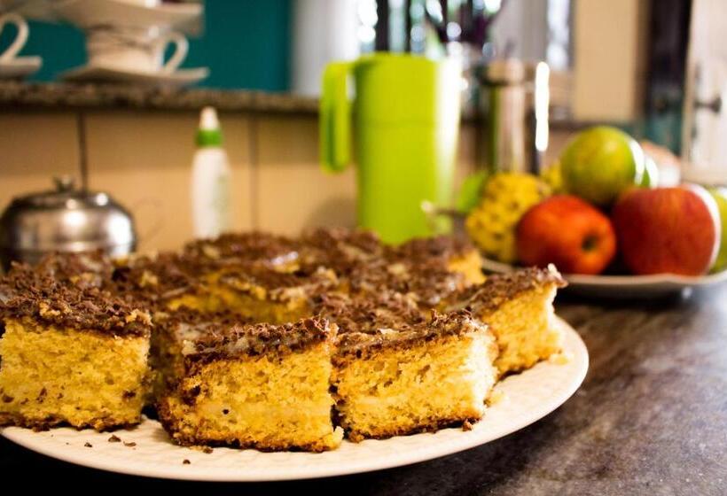 Fica, Vai Ter Bolo Hostel