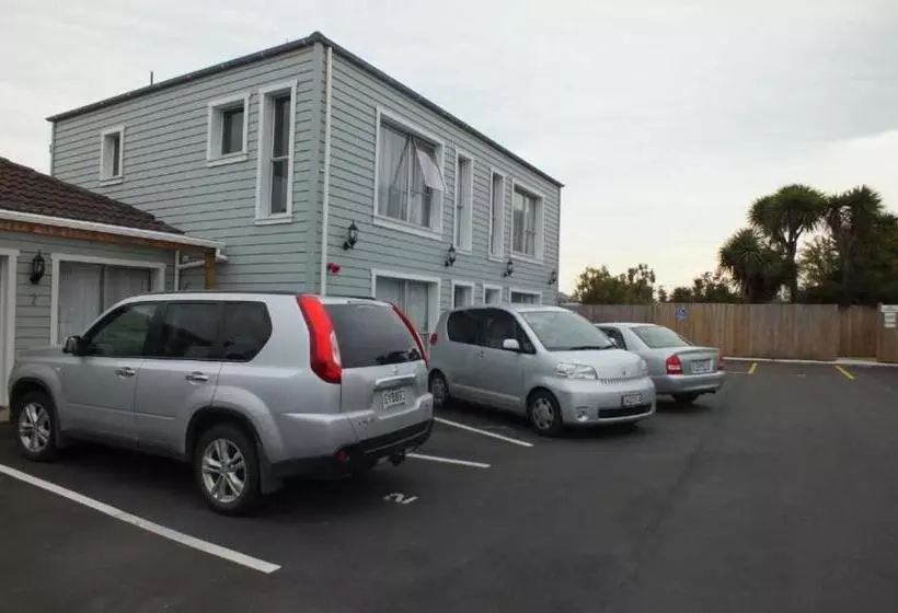 Cranford Cottages And Motel