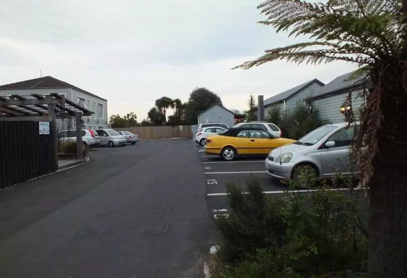 Cranford Cottages And Motel