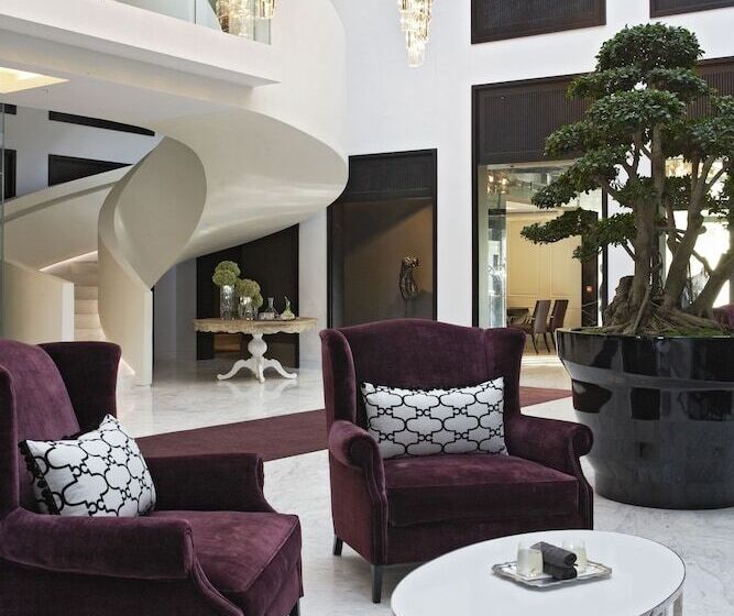 Queen Victoria Hotel By Newmark