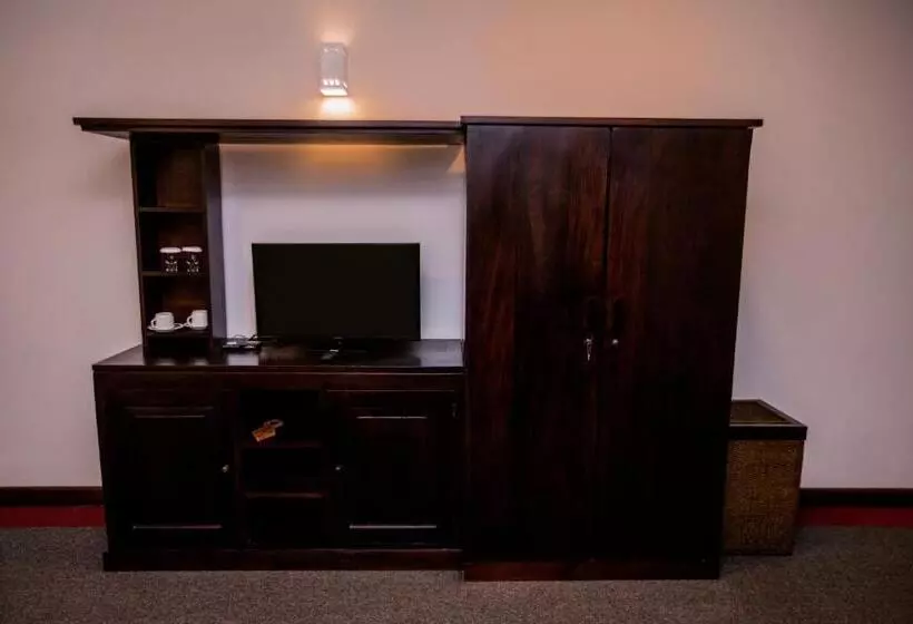 St.lachlan Hotel & Suites