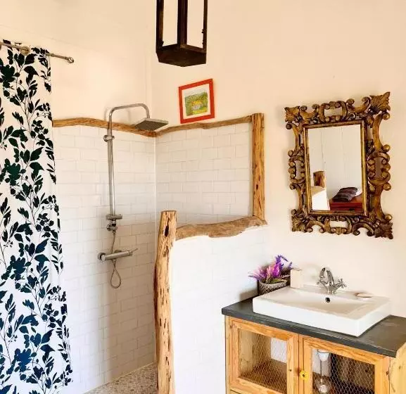 تختخواب و صبحانه Habitation La Reine Du Camp Chambres D Hôtes