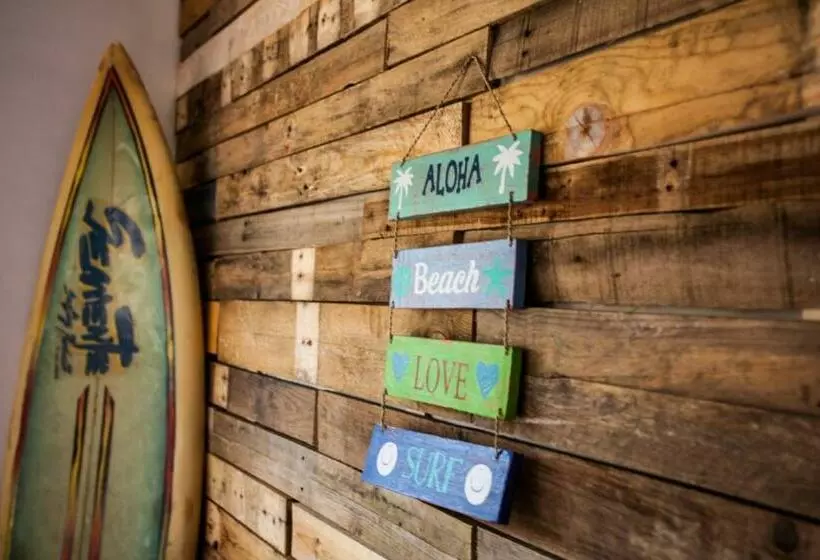 Aamiaismajoitus (B&B) Lisbon Surf Villa