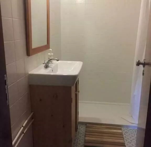 Aamiaismajoitus (B&B) Lisbon Surf Villa