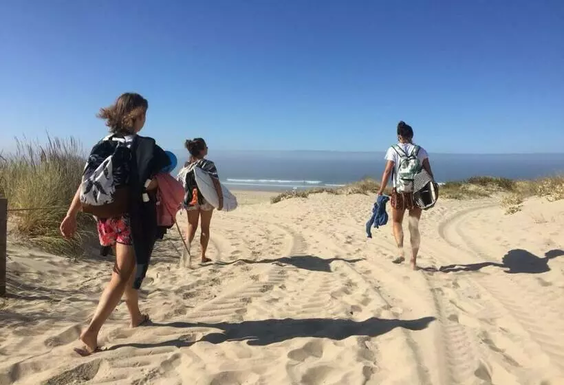 Aamiaismajoitus (B&B) Lisbon Surf Villa