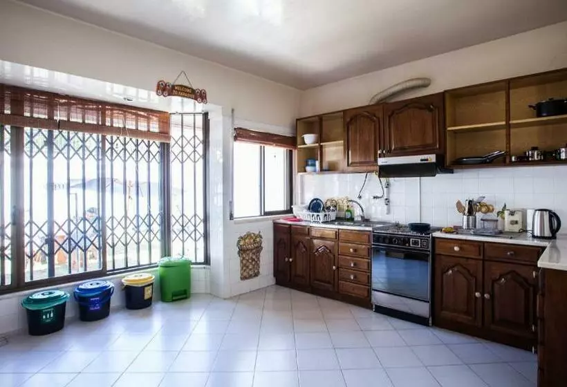 Aamiaismajoitus (B&B) Lisbon Surf Villa