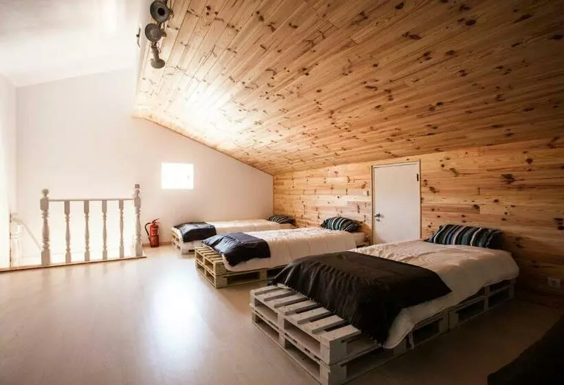 Aamiaismajoitus (B&B) Lisbon Surf Villa