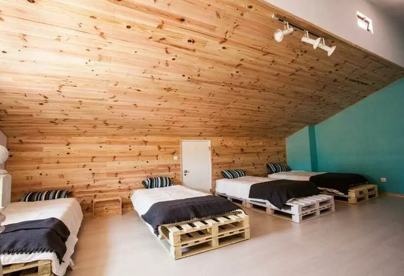 Aamiaismajoitus (B&B) Lisbon Surf Villa